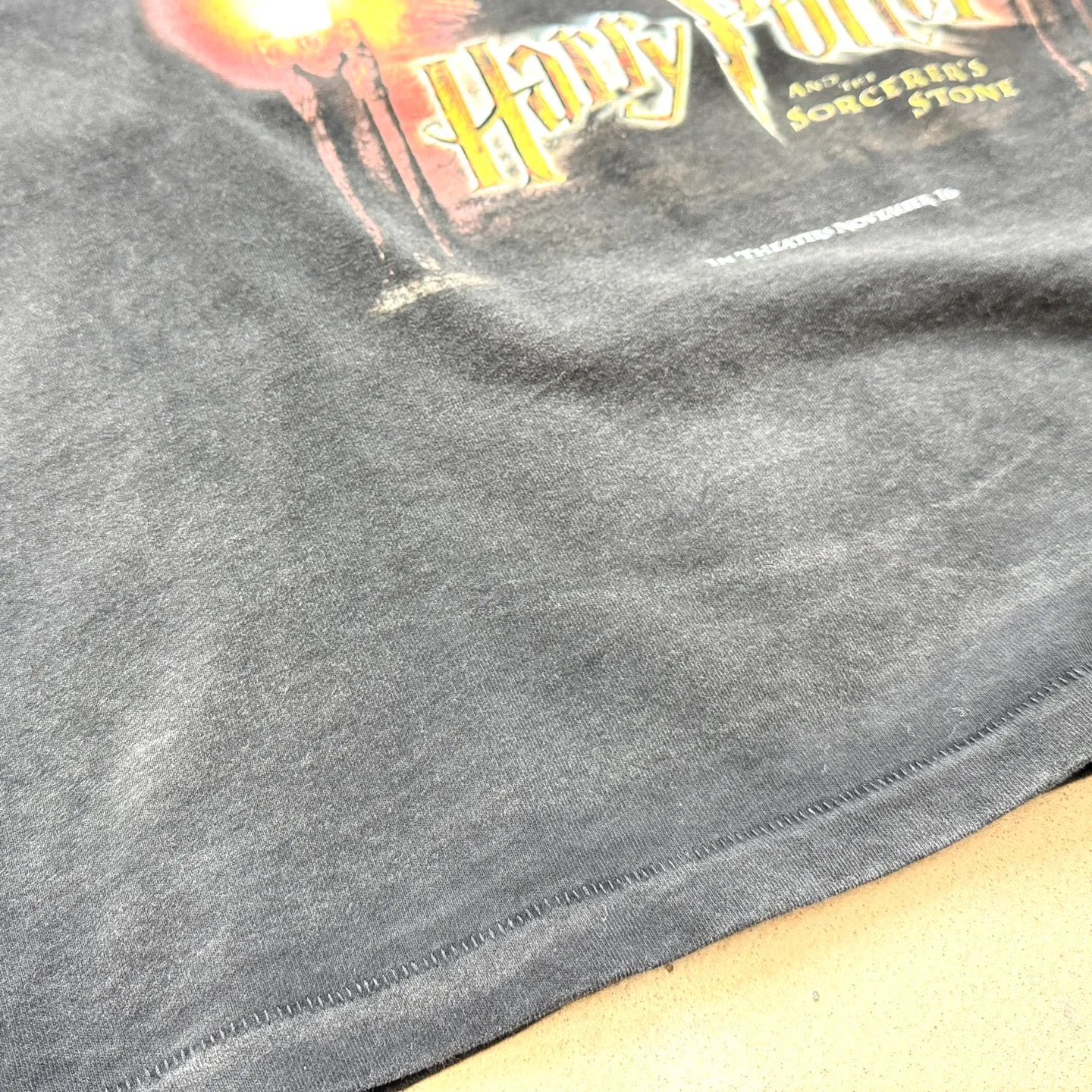 P138 # CTS-116 Saint " HARRY POTTER Harry Potter " limited edition. 260g heavyweight pure cotton fabric after washing. White ink direct-jet printing + retro single-stitch heaven and earth stitch technology + heavy-duty spray wash + hand damage. Size: S M L XL SAINT Mxxxxxx x HARRY POTTER Harry Potter joint model "Harry Potter and the Philosopher's Stone" is the opening work of the series and has a profound impact. The protagonist of the story, Harry Potter, is an orphan whose parents both died and has been adopted by a Muggle (ordinary person without magic) family. However, on his 11th birthday, he received an admission notice from Hogwarts School of Witchcraft and Wizardry, which began his wonderful journey in the wizarding world. At school, he met two close friends, Hermione Granger and Ron Weasley, and together they explored every corner of Hogwarts and learned magical knowledge. At the same time, Harry discovered a huge secret hidden in the school - the existence of the Philosopher's Stone, and the evil Voldemort also tried to obtain the Philosopher's Stone to restore his power. Harry and his friends bravely stood up to protect the Philosopher's Stone, and finally defeated Voldemort's conspiracy.    Customized 260g gram weight 100% cotton special washed fabric that is consistent with the original. With the blessing of imitation sun-drying, heavy sandblasting and fading + edge grinding + Assute fermentation and washing, the cotton feel on the surface of the fabric is well presented. Both the texture and feel are ceiling level. After the ready-made garments undergo a series of heavy washing and distressing processes, the retro and high-end sense of the entire garment is directly to the top. The garment making process of the entire garment adopts Saint The most common and complex single-needle sewing process (commonly known as single-thread heaven and earth stitch) among vintage vintage brands such as Michael